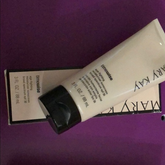 Age Fighting Moisturizer and Eye Makeup Remover - Picture 2 of 3